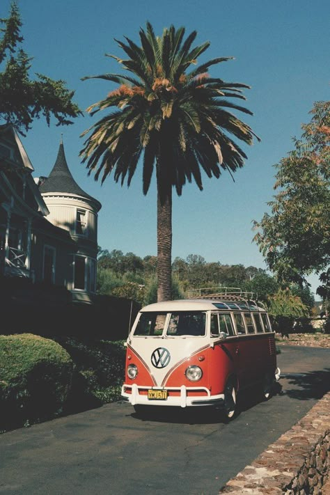 Iphone Wallpaper Architecture, Volkswagen Vintage, Vans Aesthetic, Volkswagen Van, Vintage Vw Bus, Combi Volkswagen, Beach Cars, Campervan Life, Combi Vw