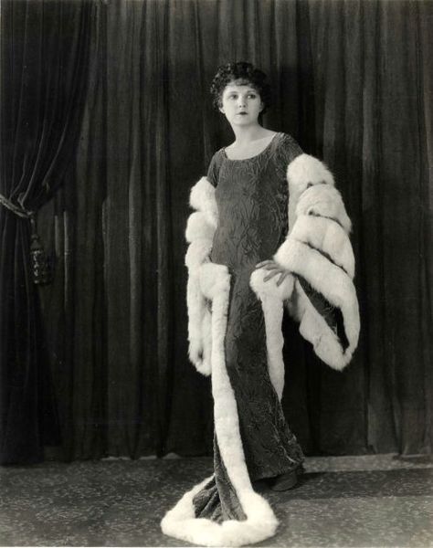 Miss Fisher Fashion, Vintage Hollywood Stars, 1920s Fashion Women, 1920s Photos, 1920s Women, Hollywood Costume, 20s Fashion, Roaring Twenties, Old Fashion