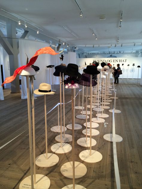 Hat Display Ideas, Hat Rack Diy, Hat Exhibition, Diy Hat Display, Hat Rack Ideas, Hat Displays, Diy Hat Rack, Craft Fair Displays, Hat Display