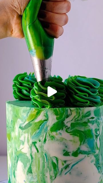 Marbled Buttercream, Marbled Cake, Cookie Recipes Decorating, Buttercream Cake Designs, Benson Boone, Wreath Candy, Green Cake, Butter Icing, Cake Decorating Classes