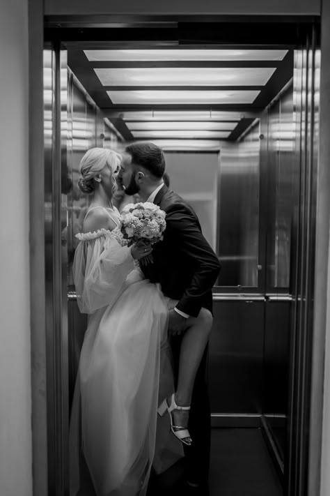 Wedding Shot List, Wedding Portrait Poses, Wedding Picture Poses, Wedding Photography Styles, Wedding Photos Poses, Courthouse Wedding, Wedding Engagement Photos, Vegas Wedding, Pre Wedding Photos