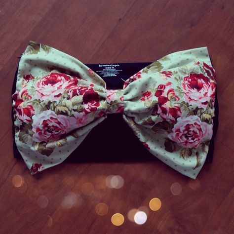 DIY Bow bandeau. I must make this! Diy Strapless Bra, Bow Bandeau, Floral Crafts, Hair Ribbons, Vintage Diy, Fabric Craft, Big Bow, Diy Bow, Cute Diys