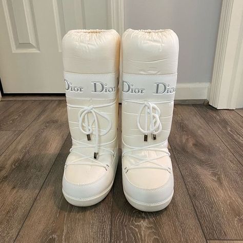 Dior Moon Boots, Ski Resort Outfit, Moon Shoes, Dior Boots, Snow Moon, Dr Shoes, Expensive Shoes, Snow Outfit, Dior Vintage