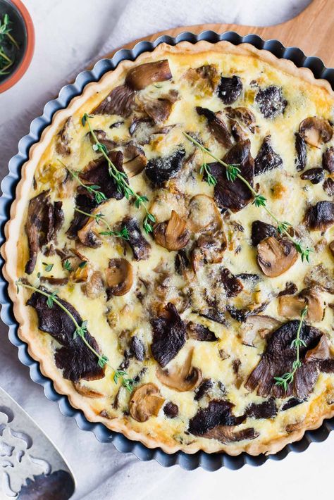 This delicious Mixed Mushroom and Leek Tart is perfect to serve on a lazy Saturday for breakfast, or as you host brunch this holiday season! Breakfast Quiche Bacon, Pumpkin Buttermilk Pancakes, Quiche With Bacon, Leek Tart, Goat Cheese Quiche, Mushroom Tart, Mushroom Quiche, Bacon Quiche, Bacon Stuffed Mushrooms