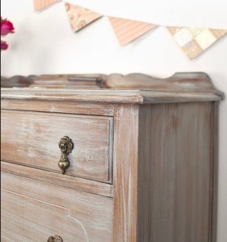 White Wash Dresser, White Washed Furniture, Elegant Living Room Decor, Living Room Decor Rustic, Diy D, Christmas Decorations Living Room, Distressed Furniture, Vintage Dressers, Chalk Paint Furniture