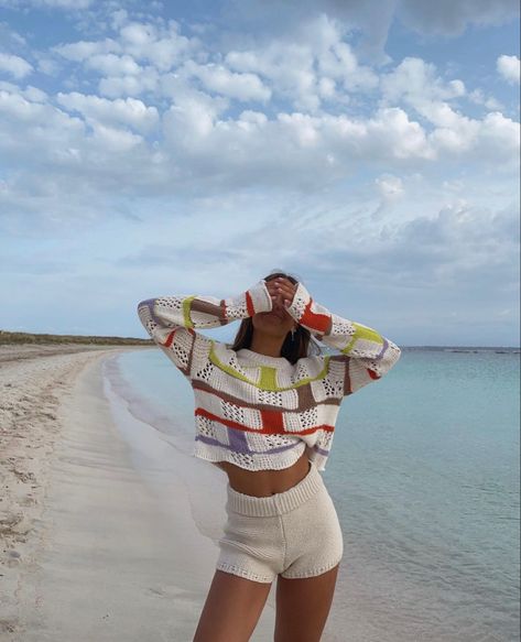 Beach Night Outfit, Cold Beach Outfit, Beach Bum Outfit, Spanish Style Clothing, Holiday Outfits Summer, Beachy Outfits, Beach Sweater, Summer Holiday Outfits, Winter Beach