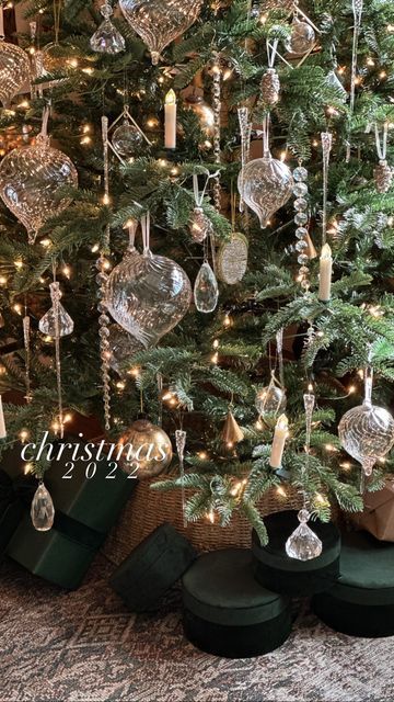 Christal Christmas Tree, Cool Tree Toppers, Clear Ornament Christmas Tree, Speakeasy Christmas Tree, New Years Christmas Tree Ideas, Opulent Christmas Decor, Ethereal Christmas Tree, Christmas Trees With Black Ornaments, Green Tree White Ornaments