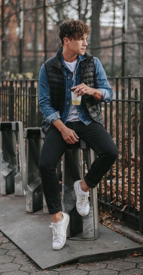 10 Looks Provam que a Jaqueta Jeans Masculina é Versátil - Canal Masculino Quilted Vests, Outfits Quotes, Vest Outfits Men, Mens Fall Outfits, Puffer Vests, Black Puffer Vest, Stylish Men Casual, Stylish Wardrobe, Hipster Mens Fashion