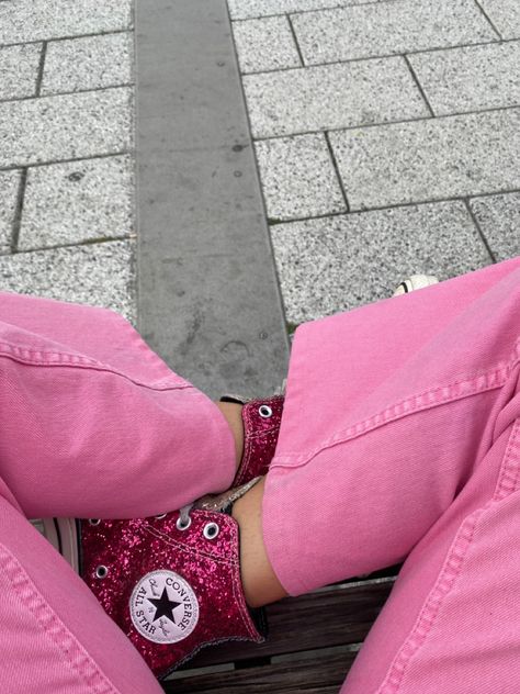 Sparkly Converse Outfit, Pink Sparkly Converse, Glitter Converse Outfit, Pink All Star Outfit, Lover Converse, Girly Converse, Pink Converse Aesthetic, Glitter Shoes Outfit, Pink Converse Outfit