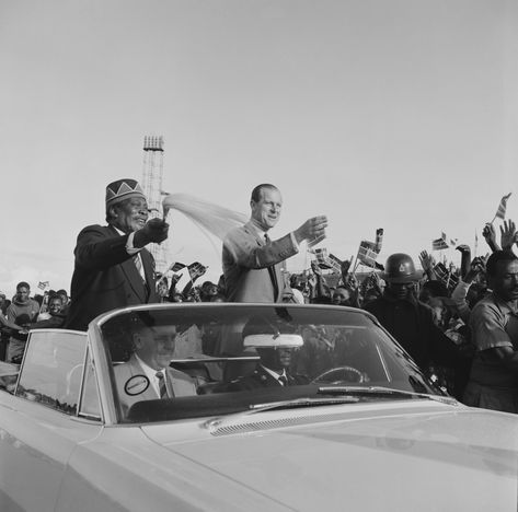 Greeting Crowds with the Prime Minister of Kenya, Jomo Kenyatta, in 1963 Jomo Kenyatta, Pictures Of Prince, Photos Of Prince, Princess Elizabeth, House Of Windsor, Perfect Night, Rare Pictures, Prince Philip, Frank Sinatra