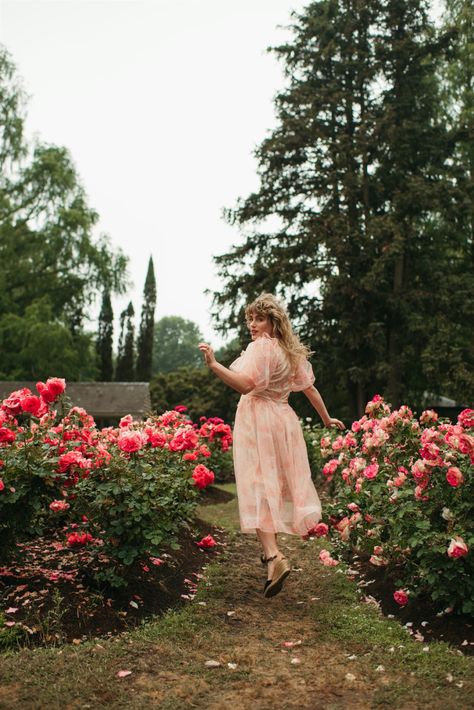 Rose Garden Photoshoot, Botanical Garden Photo Shoot, Outdoor Editorial, Garden Editorial, Floral Photoshoot, Spring Editorial, Bridgerton Vibes, Garden Photoshoot, Spring Portraits