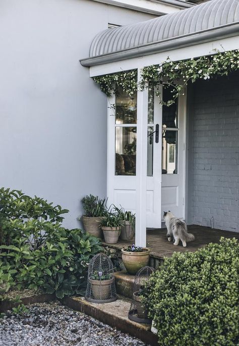 This renovated heritage home in Millthorpe provides the perfect backdrop for the Sullivans' Christmas celebrations. Heritage Home Exterior, Heritage Homes Australian, Home Exterior Lighting, Hampton Style House, Mediterranean Inspired Home, Sandstone Cladding, Double French Doors, Dose Of Colors, Coastal Chic