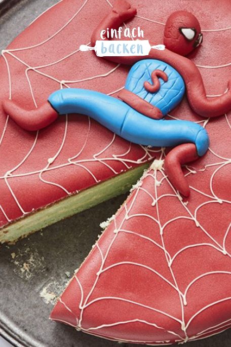 Diese Spiderman-Torte kannst du jetzt einfach selber machen. Mit unserem Rezept zeigen wir dir, wie du die saftigen Biskuitböden bäckst und die Fondant-Deko fertigstellst. Darüber freut sich jeder Spiderman-Fan am Geburtstag. #einfachbacken #rezepte #torte Spiderman Party, Fondant, Spiderman, Outdoor Decor, Birthday