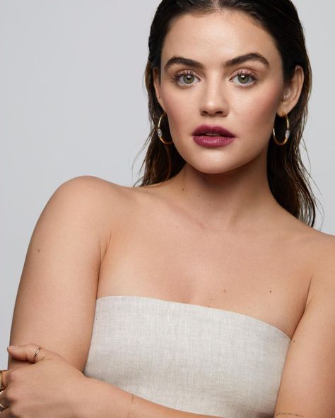 femalestunning on Tumblr Lucy Hale Photoshoot, Lucy Hale Style, Winter Makeup, Lucy Hale, Dark Lips, Natural Eye Makeup, Fall Makeup, Attractive People, The Duff