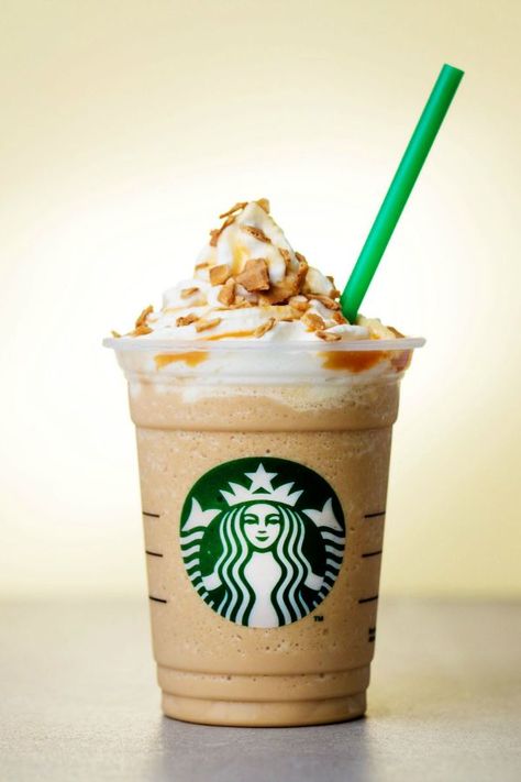 This visual history of every single Starbucks Frappuccino is EVERYTHING. Frappuccino Flavors, Caramel Waffles, Café Starbucks, Caramel Frappuccino, Starbucks Caramel, Starbucks Coffee Drinks, Starbucks Pumpkin, Starbucks Drink, Starbucks Frappuccino