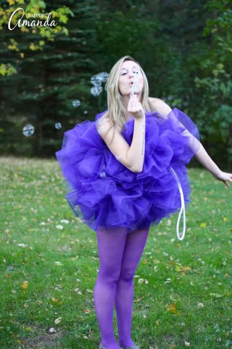 Shower pouf costume blowing bubbles Bath Loofah Costume, Diy Bubble Bath Costume, Blueberry Costume Diy, Bubble Bath Costume Diy, Bubble Bath Halloween Costume, Bathtub Halloween Costume, Bath Halloween Costume, Bubble Bath Costume, Diy Loofah Costume