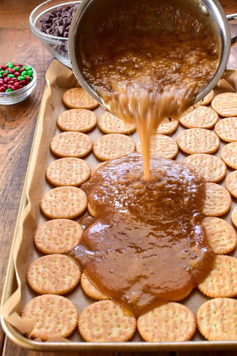 Easy Toffee Recipe With Crackers, Ritz Cracker Christmas Bark, Ritz Cracker Toffee Bars, Pecan Toffee Crackers, Ritz Cracker Candy Holidays, Toffee Crackers Graham Crackers, Holiday Ritz Crackers, Ritz Cracker Bark Recipes, Dessert Ritz Crackers