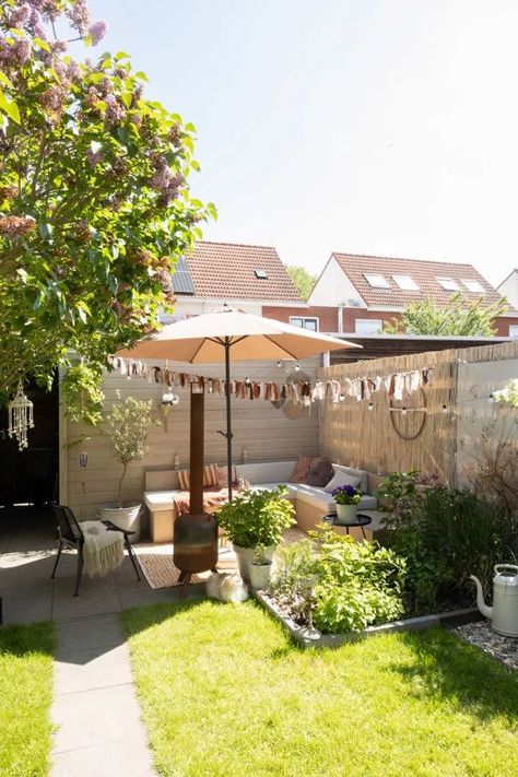 Een boho Scandinavische tuin met veel groen, een heerlijk zitje en een prachtige tuinkamer. Neem een kijkje in de tuin van Irene Patio, Exterior, Van, Outdoor Decor, Home Decor, Patios, Home Décor