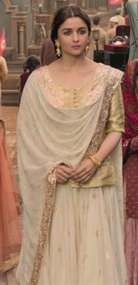 Roop Kalank Outfits, Kalank Alia Bhatt Dress, Kalank Outfits, Alia Bhatt Kalank, Mastani Dress, Desi Wedding Dresses, Outfits Hijab, Hair Tutorials Easy, Desi Wedding