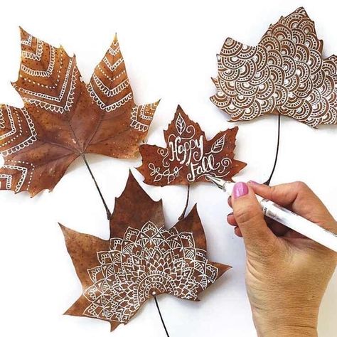 Leaf Craft Ideas, Chic Halloween Decor, Leaf Craft, Easy Fall Decor, Handmade Charlotte, Leaf Painting, Leaf Crafts, Fall Crafts Diy, Autumn Crafts