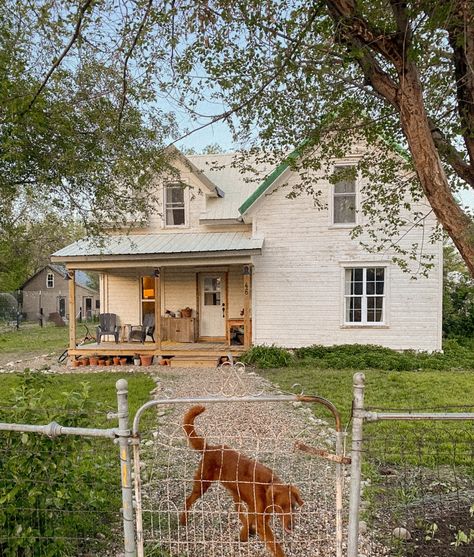 Instagram Rural Farmhouse Exterior, Old Country Home Exterior, Old Fashioned Farmhouse Exterior, Small Old Farmhouse, Rural House Country Living, Old Rustic House, Ranch Life Country Living, Minecraft Ranch, Older Farmhouse