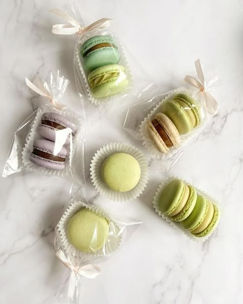 Macaroon Business, Macaron Packaging Ideas, Macaroon Packaging, Macaroon Box, Macaron Packaging, Cottage Bakery, Farmers Market Display, Macaron Filling, Classy Baby Shower