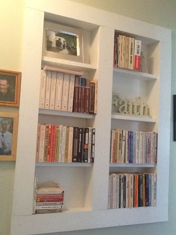 Between-the-studs book case!! The Small House Family: small space living Recessed Shelves Living Room, Simple Small House, Built In Wall Shelves, Between The Studs, Between Studs, Attic Makeover, Recessed Shelves, Dining Room Shelves, Rustic Apartment