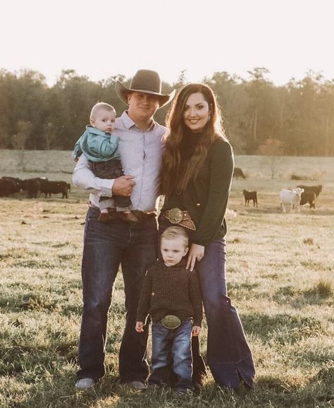 Family Farm Photoshoot Ideas, Farmer Family Pictures, Winter Western Family Photos, Western Theme Family Pictures, Western Family Christmas Pictures, Family Pictures With Cows, Fall Family Photos Western, Western Family Pictures With Kids, Family Western Photoshoot