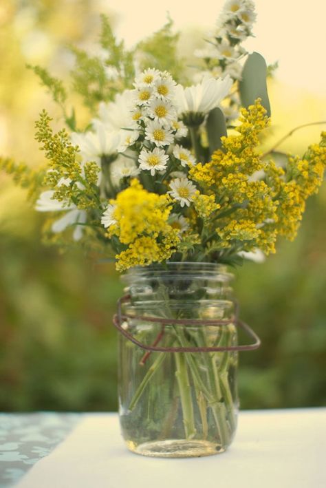 Gathered from nature! Southern Charm Wedding, Bouquet Champetre, Yellow Wedding Theme, Deco Champetre, Yard Wedding, North Carolina Wedding, Flowers Wallpaper, Yellow Wedding, Deco Floral