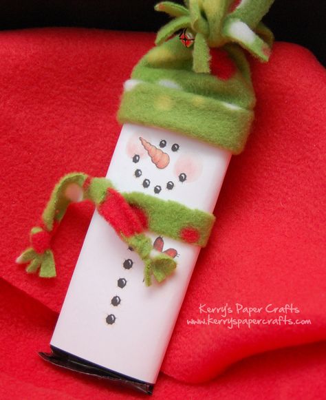 Darling Snowman Candy Bar Cover! Perfect gift and super easy DIY Christmas craft for kids! Candy Bar Covers, Hershey Bar Wrappers, Snowman Crafts Diy, Printable Snowman, Hershey Bar, Candy Crafts, Snowman Crafts, Easy Christmas Diy, Bar Wrappers