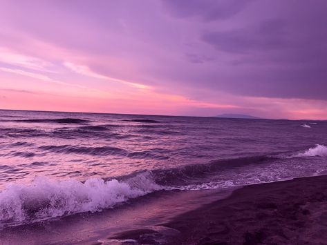 Macbook Wallpaper Aesthetic Sunset, Purple Macbook Wallpaper Aesthetic, Purple Sea Aesthetic, Purple Beach Wallpaper, Purple Sunset Aesthetic, Purple Beach Sunset, Purple Scenery, Purple View, Wallpapers Purple