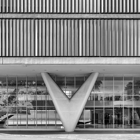 Iconic Columns in Modern Brazilian Architecture,© Manuel Sá. Image Palácio da Agricultura Contemporary Art Museum Architecture Famous, Brazilian Architecture, Modern Column, Perspective Photos, Contemporary Art Museum, Column Design, Architecture Images, Mid Century Architecture, Oscar Niemeyer