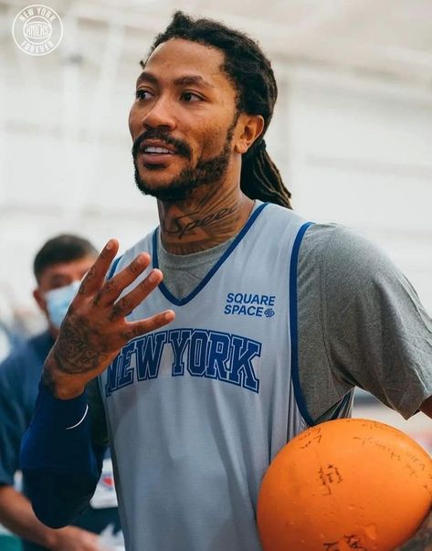 Derrick Rose Aesthetic, Derrick Rose Tattoo, Nba Pfp, Kyrie Irving Celtics, Rose Nba, Kobe Bryant Nba, Rose Aesthetic, Basketball Photography, Rosé Aesthetic