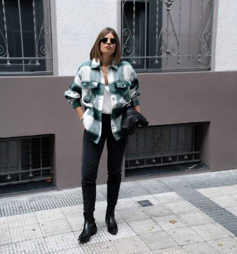 Ms Treinta - Moda y tendencias by Alba Zapater. - Fashion Blogger -: sobrecamisa de cuadros Winter Aesthetic Fashion, Jackets Aesthetic, Outfits Winter Aesthetic, Winter Jackets For Women, Trendy Bodysuits, Dress And Sneakers Outfit, 2022 Fashion Trends, 2022 Outfits, Easy Winter Outfit