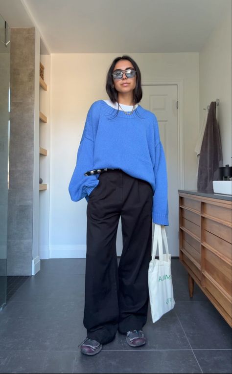 Bright Winter Outfits Aesthetic, Blue Sweater Street Style, Business Alternative Fashion, Blue Oversized Sweater Outfit, Spring Outfits For Cold Weather, Bright Blue Sweater Outfit, Bright Sweater Outfit, Spring Cold Weather Outfit, Navy Trousers Outfit Women