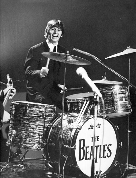 ♡♥Ringo Starr smiles playing the drums in 1964 - click on pic to see a full screen pic in a better looking black background♥♡ Beatles Collection, Stuart Sutcliffe, Musician Photos, Beatles Quotes, Beatles Rare, Richard Starkey, Lucas Lima, Beatles Ringo, Ed Sullivan Show