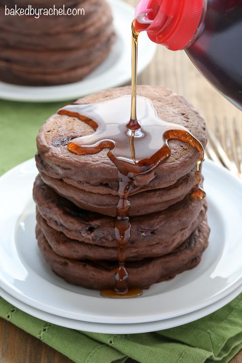 Easy double chocolate pancake recipe from @bakedbyrachel Low Syn Chocolate, Chocolate Pancake Recipe, Double Chocolate Pancakes, Chocolate Pancake, Crepes And Waffles, Best Pancake Recipe, Baked Pancakes, Breakfast Recipes Sweet, Chocolate Pancakes