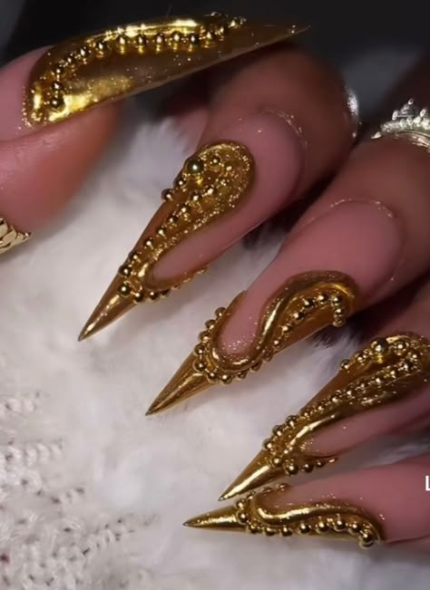 Graduation Nails Stiletto, Gold Chrome Stiletto Nails, Gold Bday Nails, Chain Nails Designs, Gold Nails With Gems, Long Stiletto Nails Design Classy, Long Gold Nails, Seductive Nails, Bling Stiletto Nails