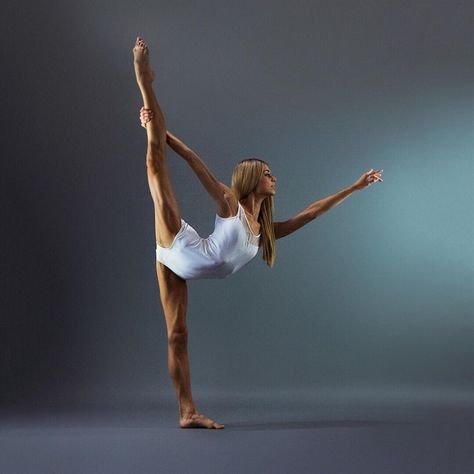 Ballet Street Style on Instagram: “Happy Thursday, folks! Trying to get back into the work and home routine. Looking forward to school starting back so I can get some studio…” Dance Photography Ideas, Dance Headshots, Modern Dance Poses, Disney Dance, Dance Pic, Dance Portraits, Emily Black, Home Routine, Dance Photoshoot