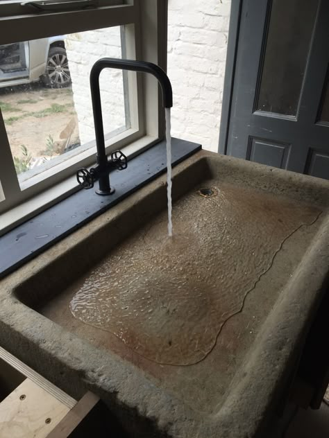 Diy Outdoor Sink, Outdoor Sink Ideas, Outdoor Garden Sink, Stone Sink Kitchen, Outdoor Kitchen Sink, Balcony Ideas House, Outdoor Sink, Rustic Sink, Garden Sink