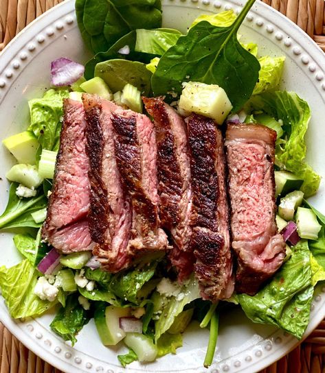 Steak And Romaine Salad, Salad Diet, Romaine Salad, Lean Meals, Sliced Steak, Steak Salad, Romaine Lettuce, Spinach Salad, Greens Recipe