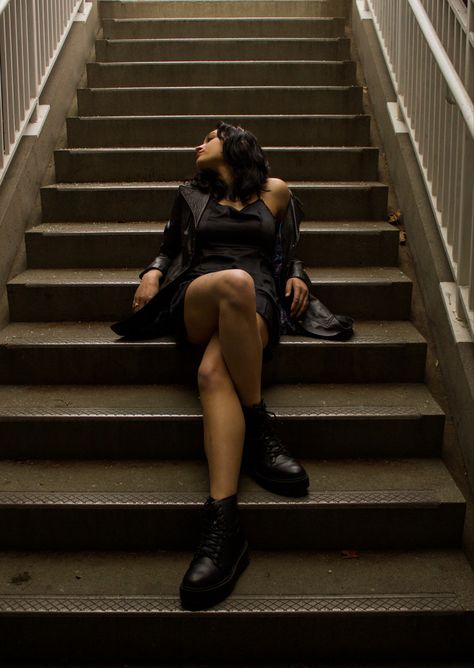 Photography of a model in a black dress in a staircase. Dark Poses Photography, Outdoor Edgy Photoshoot, Grunge Pose Ideas, Photos On Stairs Ideas, Photo Ideas Model, Grunge Model Poses, Photoshoot Ideas Outdoor Poses, Outdoor Self Portrait Photography, Brick Wall Photoshoot Ideas Aesthetic