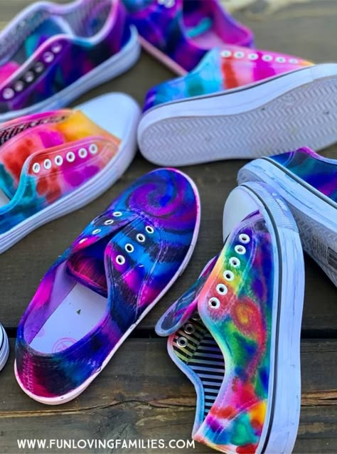 Tie Dye Item Ideas, Diy Tie Dye Shoes, Tie Dye Sharpie, Drawing On Shoes, Sharpie Shoes, Shoes Tutorial, Tie Dye Tutorial, Sharpie Tie Dye, Dye Shoes