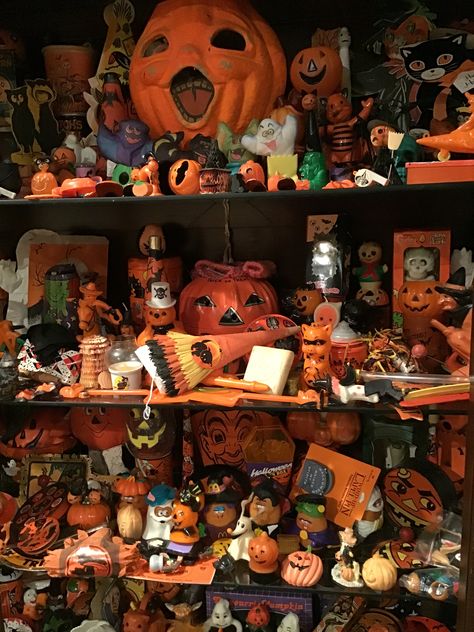 Neighborhood Events, Halloween Nostalgia, Halloween Tiktok, Halloween Memories, Pumpkin Aesthetic, Halloween Vignette, Halloween Antiques, Happy Halloweenie, Halloween Facts