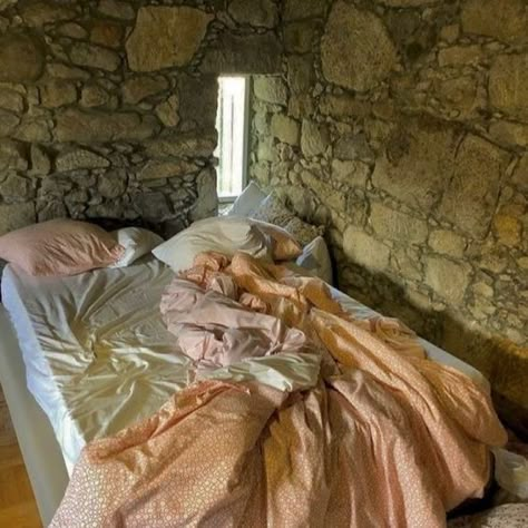 Unmade Bed, Medieval Aesthetic, The Vampire Chronicles, Yennefer Of Vengerberg, Modern Disney, Princess Aesthetic, Throne Of Glass, My New Room, Rapunzel