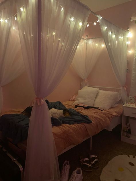 Cortinas Aesthetic, Corner Canopy, Canopy Ideas, Room Idea, Room Ideas Bedroom, Cozy Bedroom, Dream Room, Room Inspo, Room Ideas