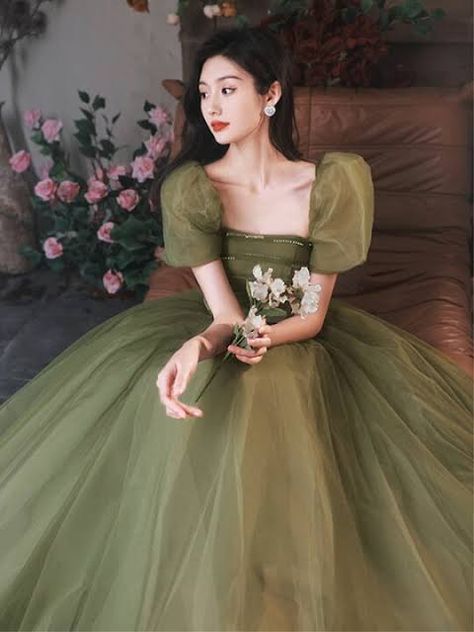 Green Evening Dresses, Party Dress Green, Mori Style, Green Evening Dress, Mori Fashion, Simple Silhouette, Green Prom Dress, Green Sequins, Slim Fit Dresses