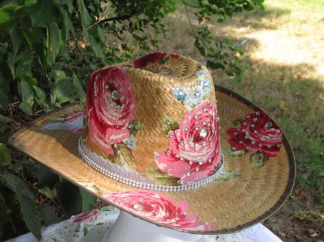 Floral Cowboy Hat, Hand Painted Brimmed Hat For Country Events, Country Style Hand Painted Hat For Summer, Hand Painted Western Hat, Hand Painted Brimmed Country Hats, Hand Painted Brimmed Hat For Western-themed Events, Cowboy Hat Crafts, Cowboy Hat Design, Hat Display