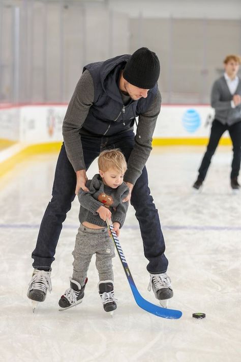 garrett graham Hockey Couples, Hockey Couple, Hockey Aesthetic, Hockey Wife, Hockey Kids, Hockey Baby, Father And Baby, Dream Family, Dad Baby