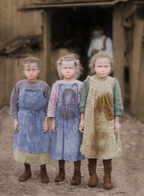 Child Labor at factories 1912 by Calpin69 on DeviantArt Lewis Hine, Vintage Children Photos, Creepy Photos, Port Royal, Foto Tips, Vintage Kids, Vintage Photographs, Vintage Photography, Historical Photos